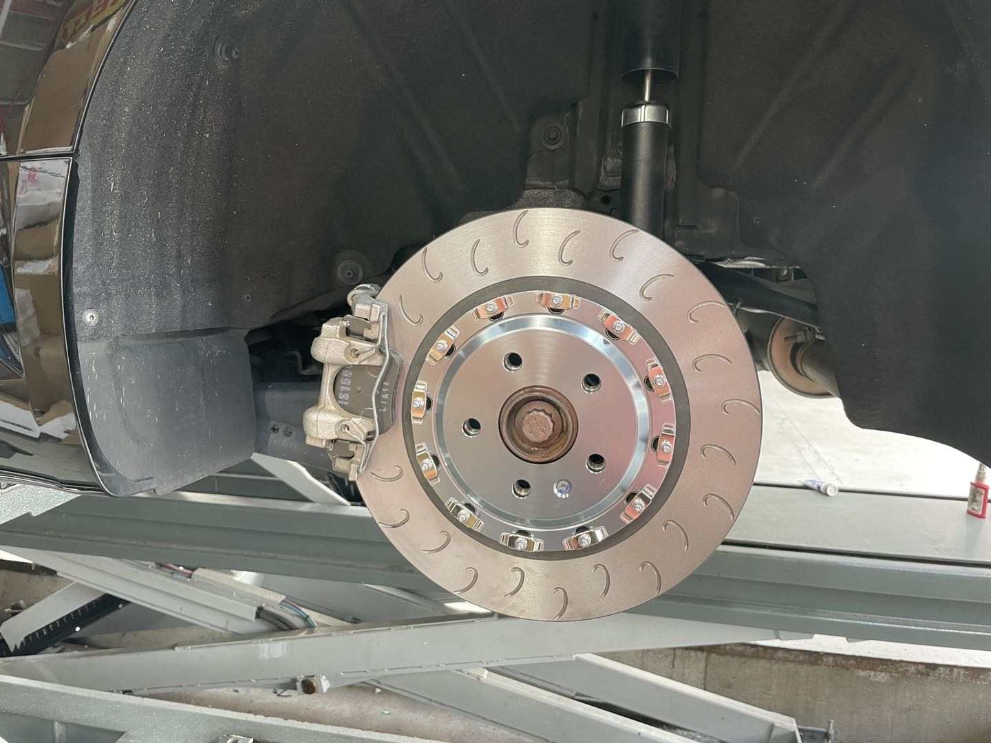 последний случай компании о Части тормоза подъема заднего колеса Audi TT 8s